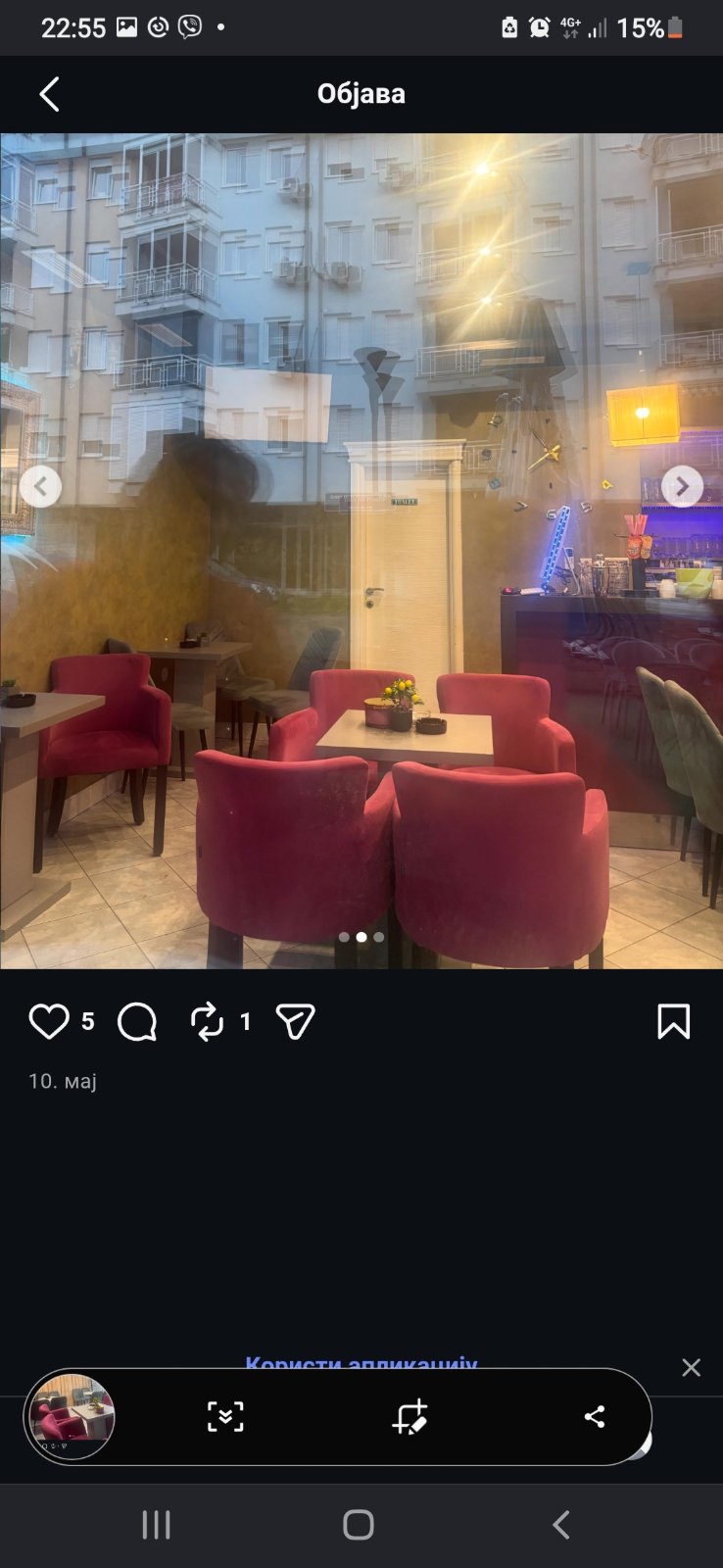 Crvene baršunaste fotelje i šank osvijetljen šarenim svjetlom